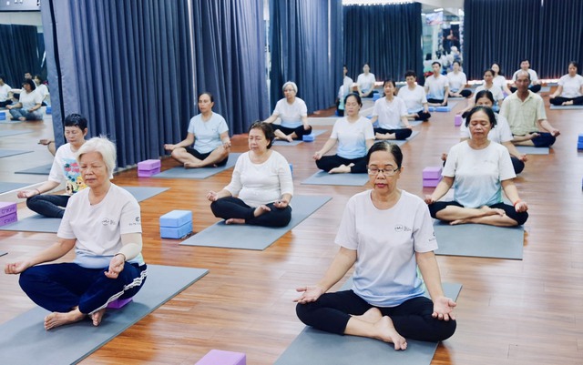 Những chiến binh K đặc biệt trong lớp học Yoga miễn phí ở Sài Gòn: Cô không còn thấy lẻ loi nữa... - Ảnh 2.