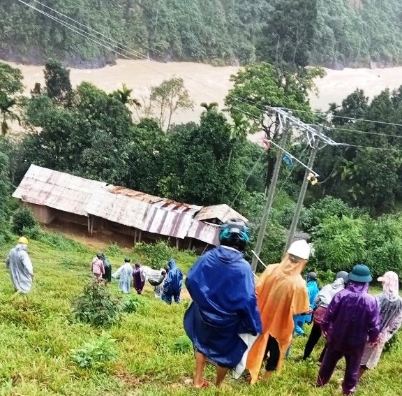 Quảng Nam: Dân làng vượt 30km trong mưa lũ đưa nữ bệnh nhân đi cấp cứu - Ảnh 1.