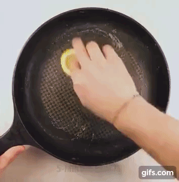 Đầu bếp kh&aacute;ch sạn chia sẻ l&yacute; do v&igrave; sao kh&ocirc;ng n&ecirc;n rửa chảo dầu mỡ bằng nước n&oacute;ng, nguy&ecirc;n nh&acirc;n xuất ph&aacute;t từ th&oacute;i quen của 90% người d&ugrave;ng - Ảnh 3.