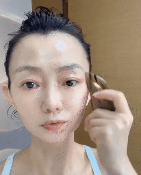 3 việc m&agrave; người phụ nữ 54 tuổi n&agrave;y l&agrave;m mỗi ng&agrave;y để giữ g&igrave;n l&agrave;n da khỏe đẹp - Ảnh 6.