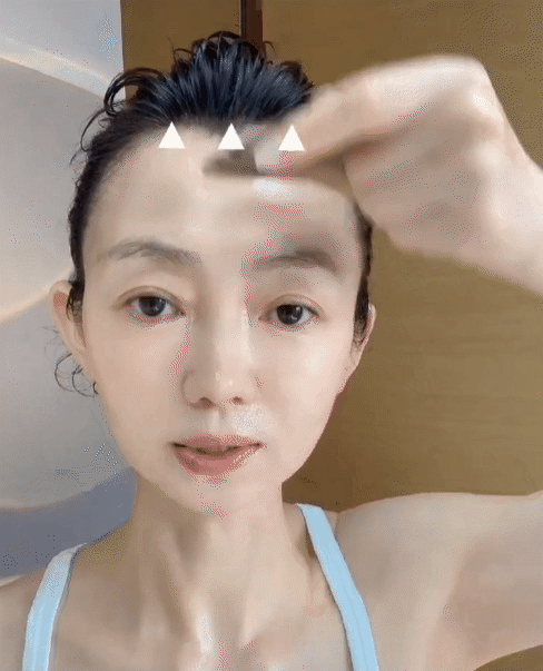 3 việc m&agrave; người phụ nữ 54 tuổi n&agrave;y l&agrave;m mỗi ng&agrave;y để giữ g&igrave;n l&agrave;n da khỏe đẹp - Ảnh 5.