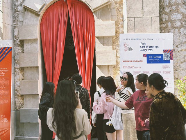 Hà Nội ngay lúc này: Người dân xếp hàng đông nghịt tại tháp nước Hàng Đậu, háo hức chờ tham quan triển lãm - Ảnh 5.