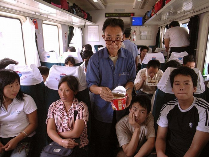 Tàu hỏa ở Trung Quốc đang dần biến mất… mùi 'ngon' đặc trưng: Tuổi trẻ hiện đại vui vẻ, thế hệ già hoài niệm
