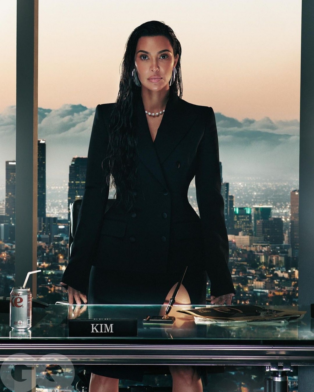 Kim Kardashian lấy lại vẻ nữ tính sau danh hiệu Người đàn ông của năm - Ảnh 7.