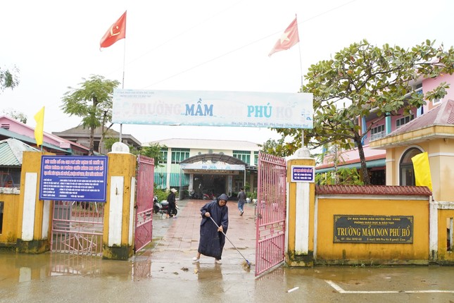 TT-Huế: Thầy cô tất bật dọn bùn sau lũ để sớm đón học sinh trở lại trường - Ảnh 3.
