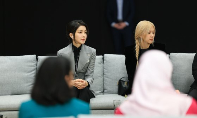 Rosé (BLACKPINK) dự sự kiện theo lời mời từ Phu nhân Tổng thống Mỹ Joe Biden: Visual nổi bật, đồng hành cùng Đệ nhất phu nhân Hàn - Ảnh 4.