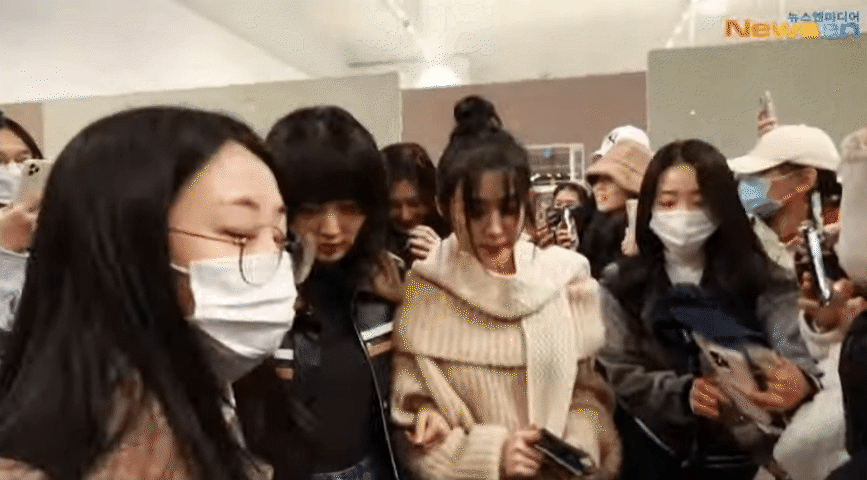 Irene (Red Velvet) bị fan xô đẩy cực mạnh ở sân bay, phản ứng của nữ idol gây chú ý - Ảnh 5.