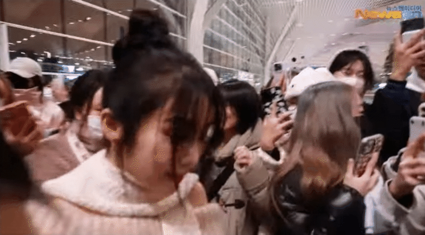 Irene (Red Velvet) bị fan xô đẩy cực mạnh ở sân bay, phản ứng của nữ idol gây chú ý - Ảnh 1.