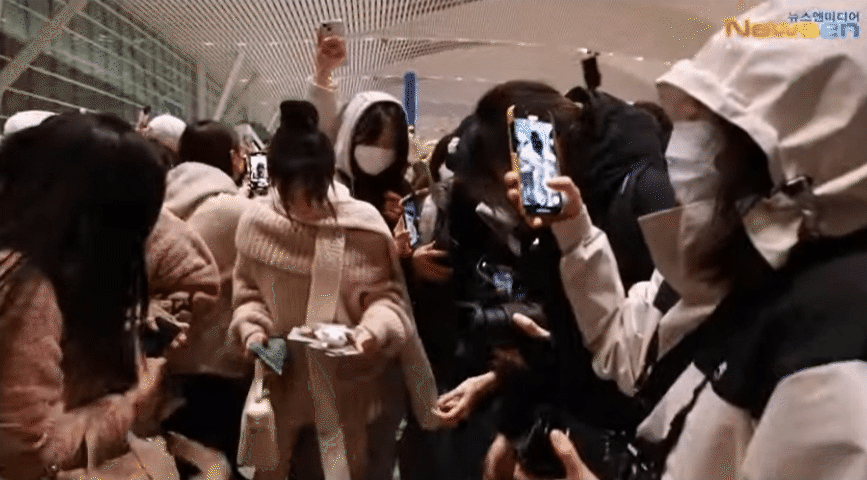 Irene (Red Velvet) bị fan xô đẩy cực mạnh ở sân bay, phản ứng của nữ idol gây chú ý - Ảnh 2.