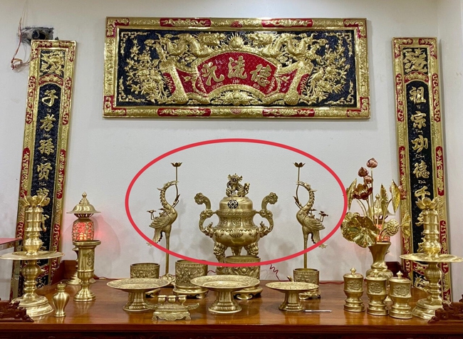 Tại sao bộ tam sự tr&ecirc;n b&agrave;n thờ đ&ocirc;i hạc lu&ocirc;n phải đi c&ugrave;ng đỉnh thờ? - Ảnh 5.