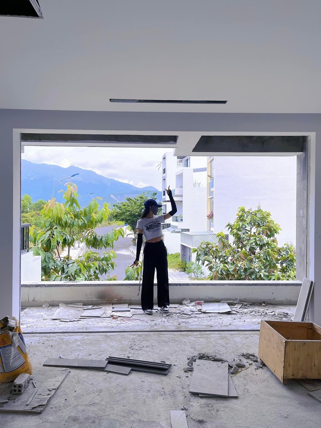 Vợ chồng Phan Mạnh Quỳnh khoe căn nh&agrave; 3 tầng mới x&acirc;y: Tự tay chọn từng vi&ecirc;n gạch, kh&ocirc;ng gian khang trang xịn x&ograve; - Ảnh 7.