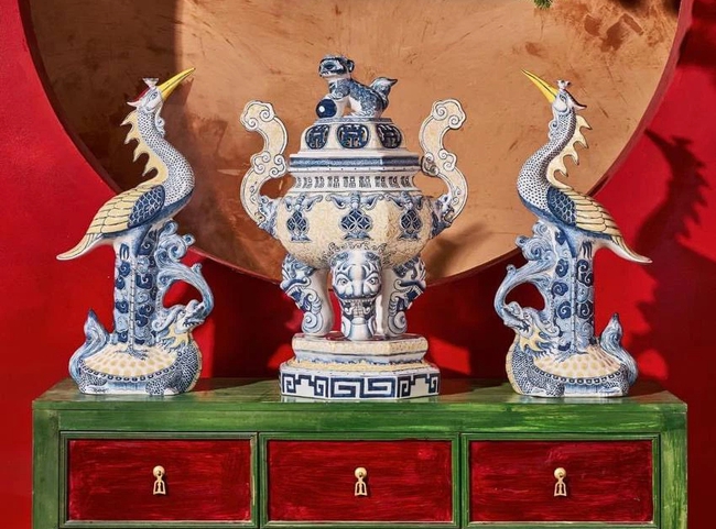 Tại sao bộ tam sự tr&ecirc;n b&agrave;n thờ đ&ocirc;i hạc lu&ocirc;n phải đi c&ugrave;ng đỉnh thờ? - Ảnh 1.