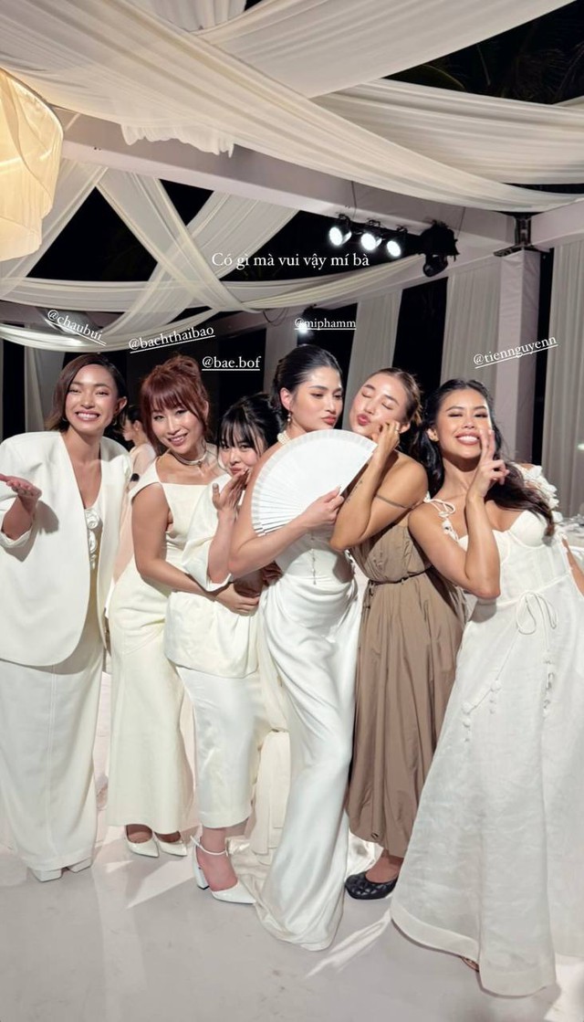 Tiên Nguyễn và phu nhân thiếu gia tập đoàn may mặc so kè nhan sắc khi cùng dự tiệc cưới - Ảnh 1.