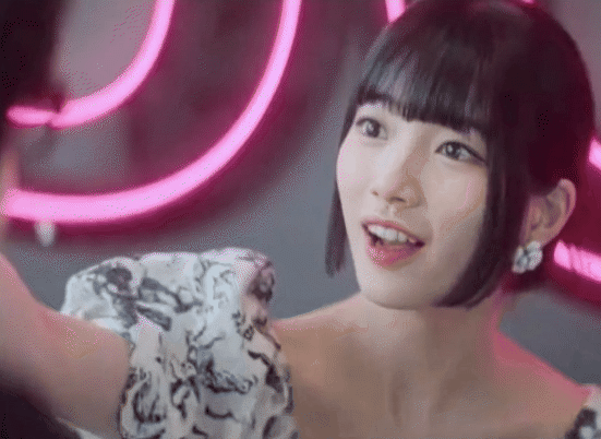 Phim của Suzy hé lộ 3 khoảnh khắc ám ảnh các idol Kpop: Jung Kook phải ngậm núm vú giả, aespa bị nhân viên quay lén - Ảnh 6.