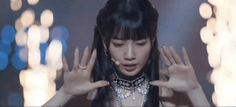 Phim của Suzy hé lộ 3 khoảnh khắc ám ảnh các idol Kpop: Jung Kook phải ngậm núm vú giả, aespa bị nhân viên quay lén - Ảnh 5.