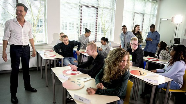 Chân dung Thủ tướng Hà Lan Mark Rutte: Thích đi xe đạp, vẫn đi dạy vào thứ Năm hàng tuần - Ảnh 2.