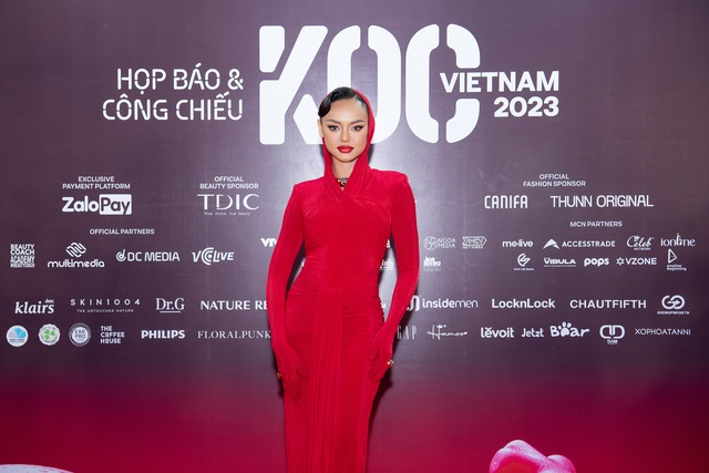 Mai Ngô cực slay trên thảm đỏ KOC VIETNAM 2023, đụng style váy trùm đầu mà Hà Hồ lăng xê trước đó - Ảnh 3.
