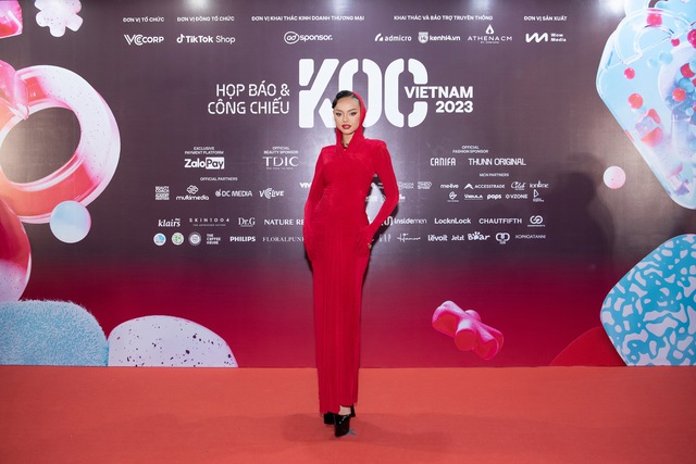 Mai Ngô cực slay trên thảm đỏ KOC VIETNAM 2023, đụng style váy trùm đầu mà Hà Hồ lăng xê trước đó - Ảnh 2.