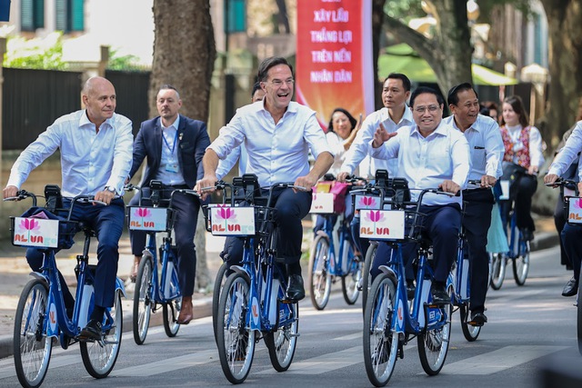 Chân dung Thủ tướng Hà Lan Mark Rutte: Thích đi xe đạp, vẫn đi dạy vào thứ Năm hàng tuần - Ảnh 1.