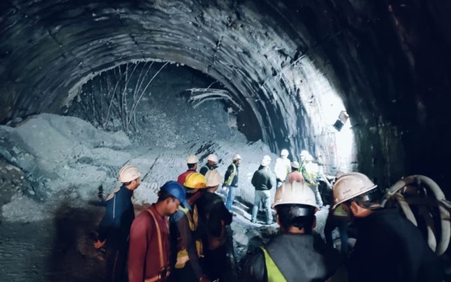 Ấn Độ xem xét khoan đường hầm thẳng đứng để giải cứu 41 công nhân mắc kẹt
