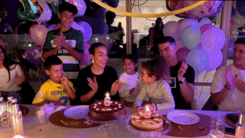 Ronaldo tổ chức sinh nhật đáng nhớ cho con gái: Tràn ngập bánh và bóng bay, vung tiền làm sàn trượt băng tại gia - Ảnh 5.