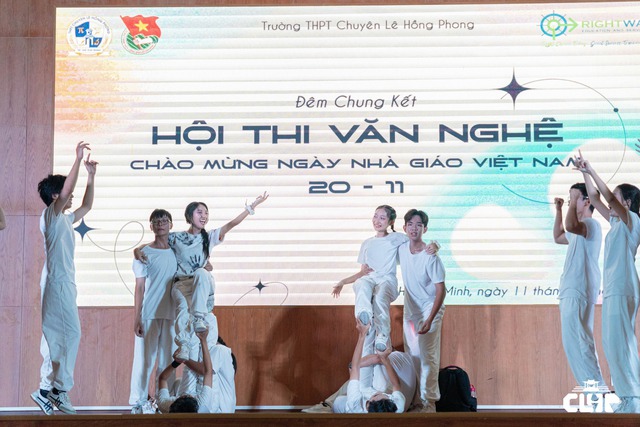 Không khí ngày Nhà giáo Việt Nam 20/11 trên toàn quốc: Nhiều chương trình được đầu tư công phu, siêu rộn ràng - Ảnh 25.