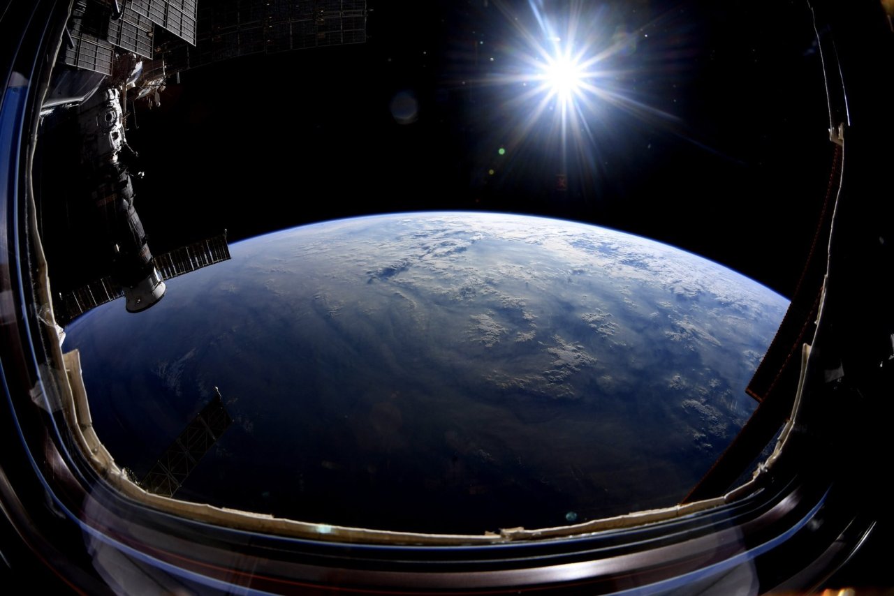 Nhìn Trái Đất từ không gian sẽ nhận ra 'nhân loại đang tự lừa dối mình'