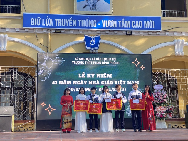 Không khí ngày Nhà giáo Việt Nam 20/11 trên toàn quốc: Nhiều chương trình được đầu tư công phu, siêu rộn ràng - Ảnh 1.