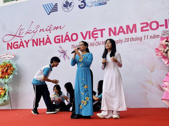 Không khí ngày Nhà giáo Việt Nam 20/11 trên toàn quốc: Nhiều chương trình được đầu tư công phu, siêu rộn ràng - Ảnh 29.