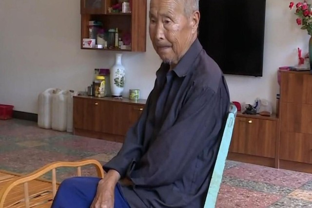 Cha già 92 tuổi ở nhà dột nát nhưng 5 con trai sống trong biệt thự xung quanh: Làm cha mẹ xin đừng thiên vị - Ảnh 3.