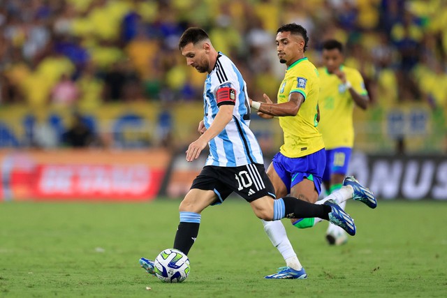 Siêu kinh điển Brazil - Argentina: Căng thẳng, ẩu đả và thẻ đỏ trong ngày Messi chơi trận cuối cùng trong năm - Ảnh 3.