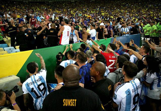 Siêu kinh điển Brazil - Argentina: Căng thẳng, ẩu đả và thẻ đỏ trong ngày Messi chơi trận cuối cùng trong năm - Ảnh 1.