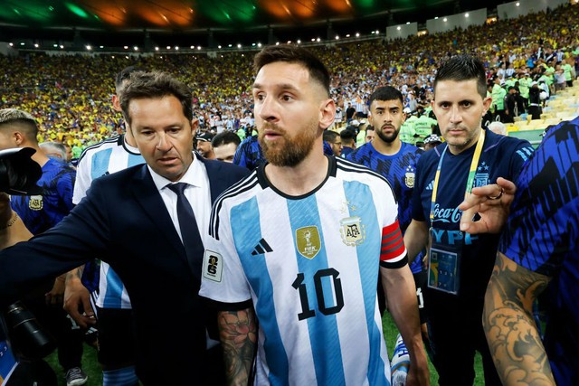 Siêu kinh điển Brazil - Argentina: Căng thẳng, ẩu đả và thẻ đỏ trong ngày Messi chơi trận cuối cùng trong năm - Ảnh 2.