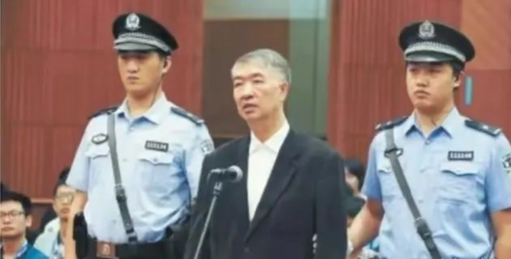 Quan chức Trung Quốc mới nhậm chức chưa đầy 1 giờ bị ngã vì chiếc quần