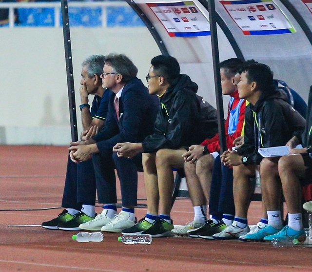 Mu&ocirc;n v&agrave;n sắc th&aacute;i biểu cảm của HLV Troussier tr&ecirc;n s&acirc;n Mỹ Đ&igrave;nh - Ảnh 9.