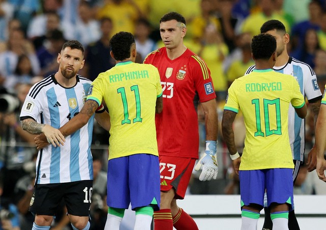 CĐV Argentina và Brazil ẩu đả trên khán đài, Messi bất lực gọi đồng đội vào đường hầm vì trận đấu tạm hoãn - Ảnh 8.