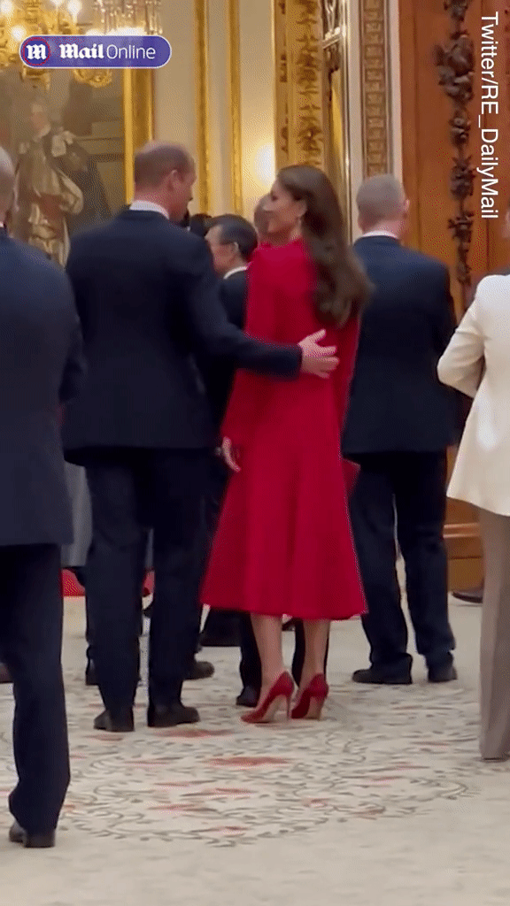 Vương phi Kate rạng rỡ tiếp đón vợ chồng Tổng thống Hàn Quốc, để lộ khoảnh khắc thân mật gây chú ý cùng William - Ảnh 7.