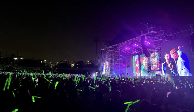 Hàng nghìn fan Việt “cháy hết mình trong concert của ban nhạc huyền thoại Westlife tại SVĐ Thống Nhất - Ảnh 7.