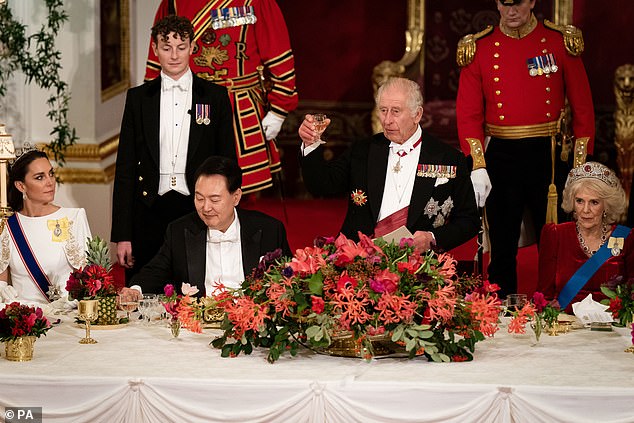 Toàn cảnh yến tiệc của Hoàng gia Anh: Loạt quan chức cấp cao tề tựu, Đệ nhất phu nhân Hàn Quốc và BLACKPINK gây bão - Ảnh 1.