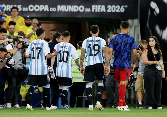 CĐV Argentina và Brazil ẩu đả trên khán đài, Messi bất lực gọi đồng đội vào đường hầm vì trận đấu tạm hoãn - Ảnh 7.