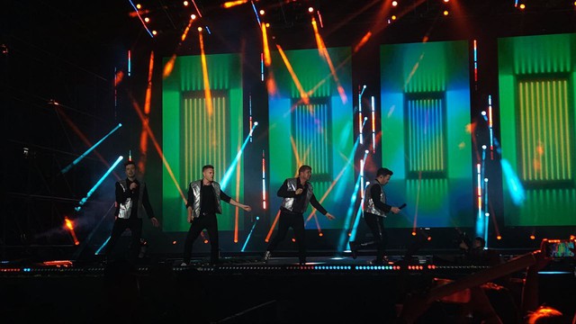 Đêm diễn đầu tiên của Westlife: Thanh xuân trở lại đầy bồi hồi, các chàng trai hát live vẫn phong độ như ngày nào! - Ảnh 5.
