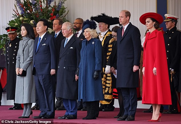Vương phi Kate rạng rỡ tiếp đón vợ chồng Tổng thống Hàn Quốc, để lộ khoảnh khắc thân mật gây chú ý cùng William - Ảnh 6.