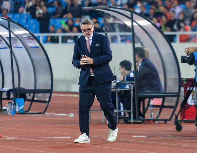 Mu&ocirc;n v&agrave;n sắc th&aacute;i biểu cảm của HLV Troussier tr&ecirc;n s&acirc;n Mỹ Đ&igrave;nh - Ảnh 7.