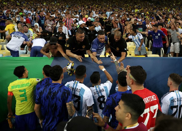 CĐV Argentina và Brazil ẩu đả trên khán đài, Messi bất lực gọi đồng đội vào đường hầm vì trận đấu tạm hoãn - Ảnh 6.