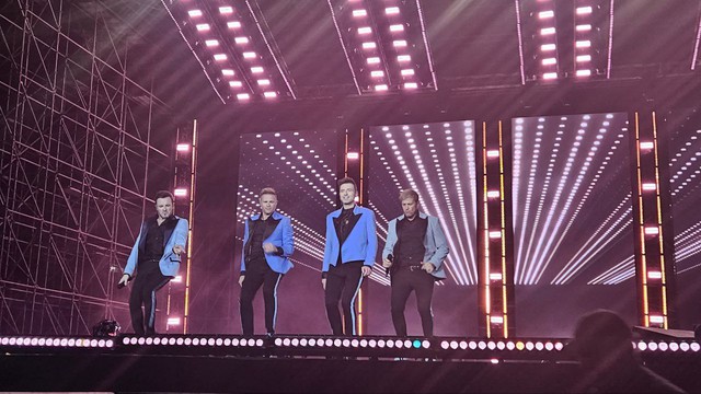 Đêm diễn đầu tiên của Westlife: Thanh xuân trở lại đầy bồi hồi, các chàng trai hát live vẫn phong độ như ngày nào! - Ảnh 4.