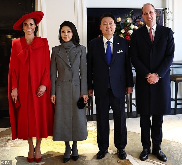 Vương phi Kate rạng rỡ tiếp đón vợ chồng Tổng thống Hàn Quốc, để lộ khoảnh khắc thân mật gây chú ý cùng William - Ảnh 4.