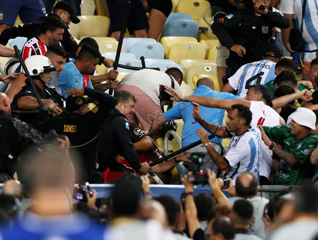 CĐV Argentina và Brazil ẩu đả trên khán đài, Messi bất lực gọi đồng đội vào đường hầm vì trận đấu tạm hoãn - Ảnh 4.