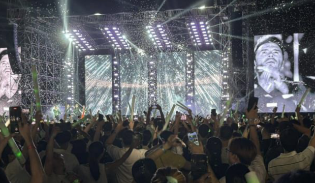 Hàng nghìn fan Việt “cháy hết mình trong concert của ban nhạc huyền thoại Westlife tại SVĐ Thống Nhất - Ảnh 3.