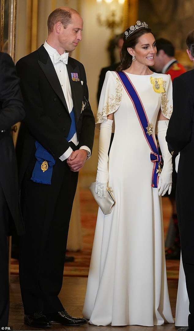 Vương phi Kate làm điều chưa từng thấy trong quốc yến tiếp Tổng thống Hàn Quốc, thành công ghi điểm nhờ chi tiết tinh tế - Ảnh 1.