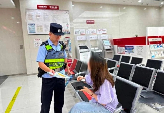 Đầu tư chứng khoán qua app để hưởng lãi gấp 4 lần, chưa đầy 1 tuần, người phụ nữ mất sạch 1,8 tỷ đồng: Cảnh sát vào cuộc tiết lộ chiêu thức tinh vi - Ảnh 2.